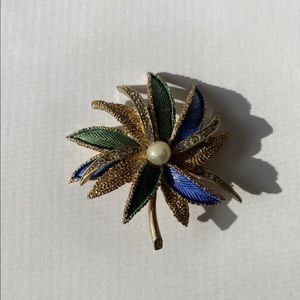 VINTAGE GOLD FLOWER BROOCH GREEN/BLUE PEARL DETAIL
